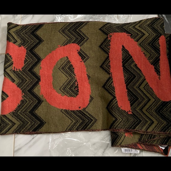 MISSONI WRITTEN IN ORANGE ACROSS A SIGNATURE CHEVON SCARF - Picture 11 of 16